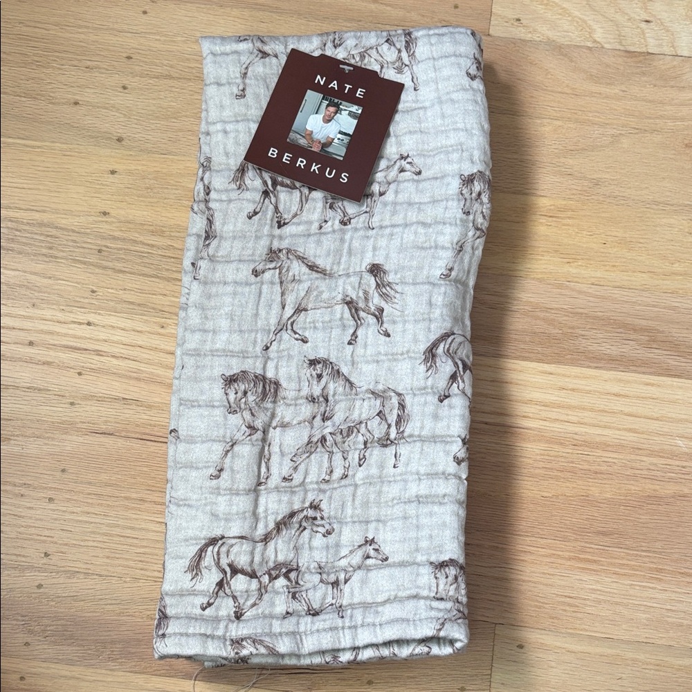 NWT Nate Berkus Wild Horse Patterned cotton kitchen towels - tan & Brown